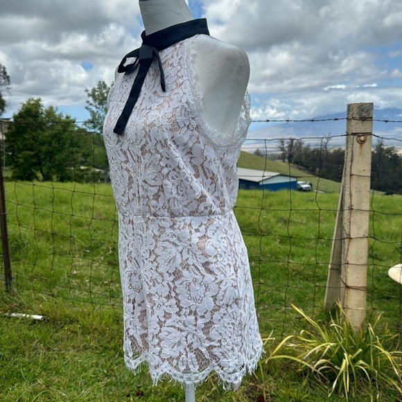 DO + BE Tied Ribbon Rose Lace Shorts Romper
Women's Medium - Picture 5 of 11